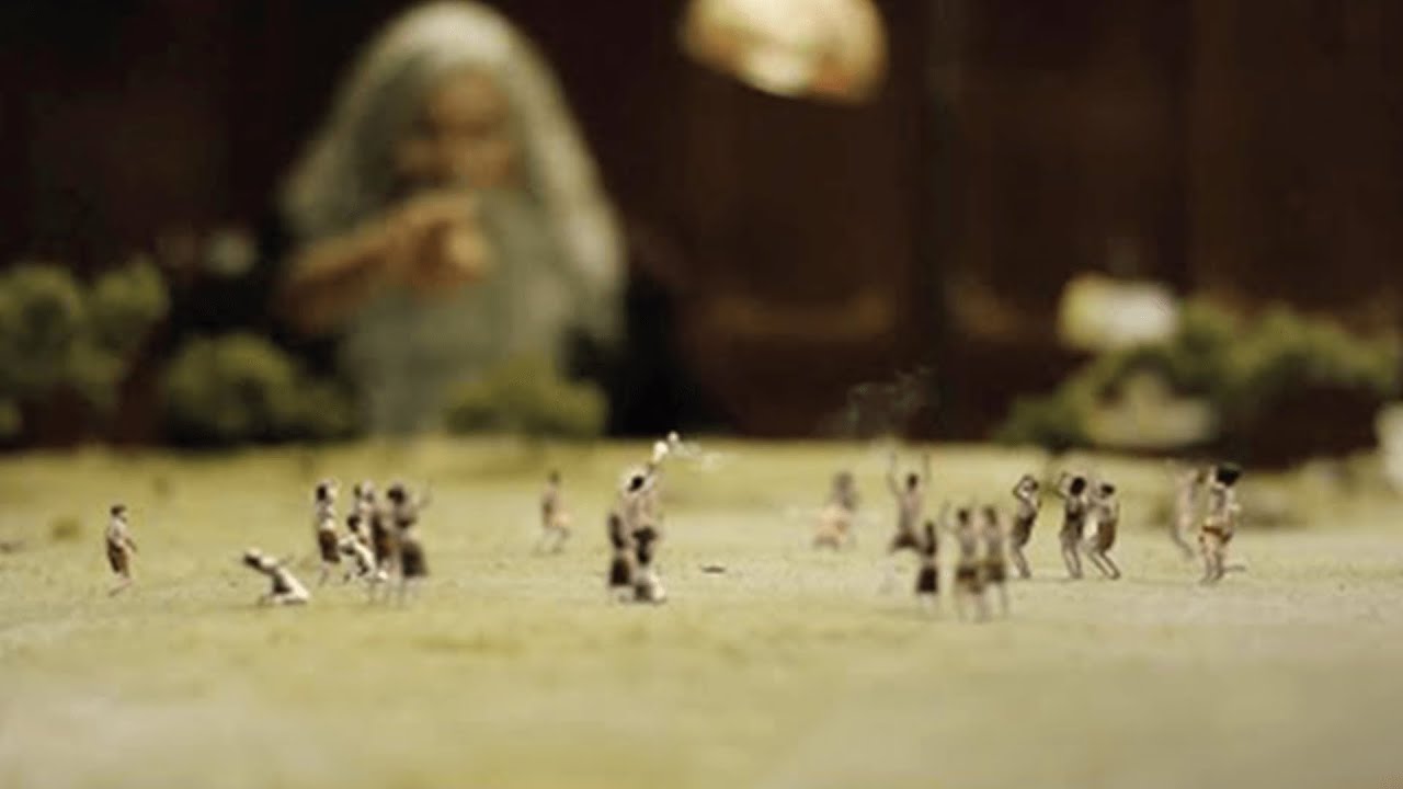 Menschen Sind Nur Spielzeug Auf Gottes Tisch. Die Menschheit Leidet, Wenn Er Nicht Gut Drauf Ist