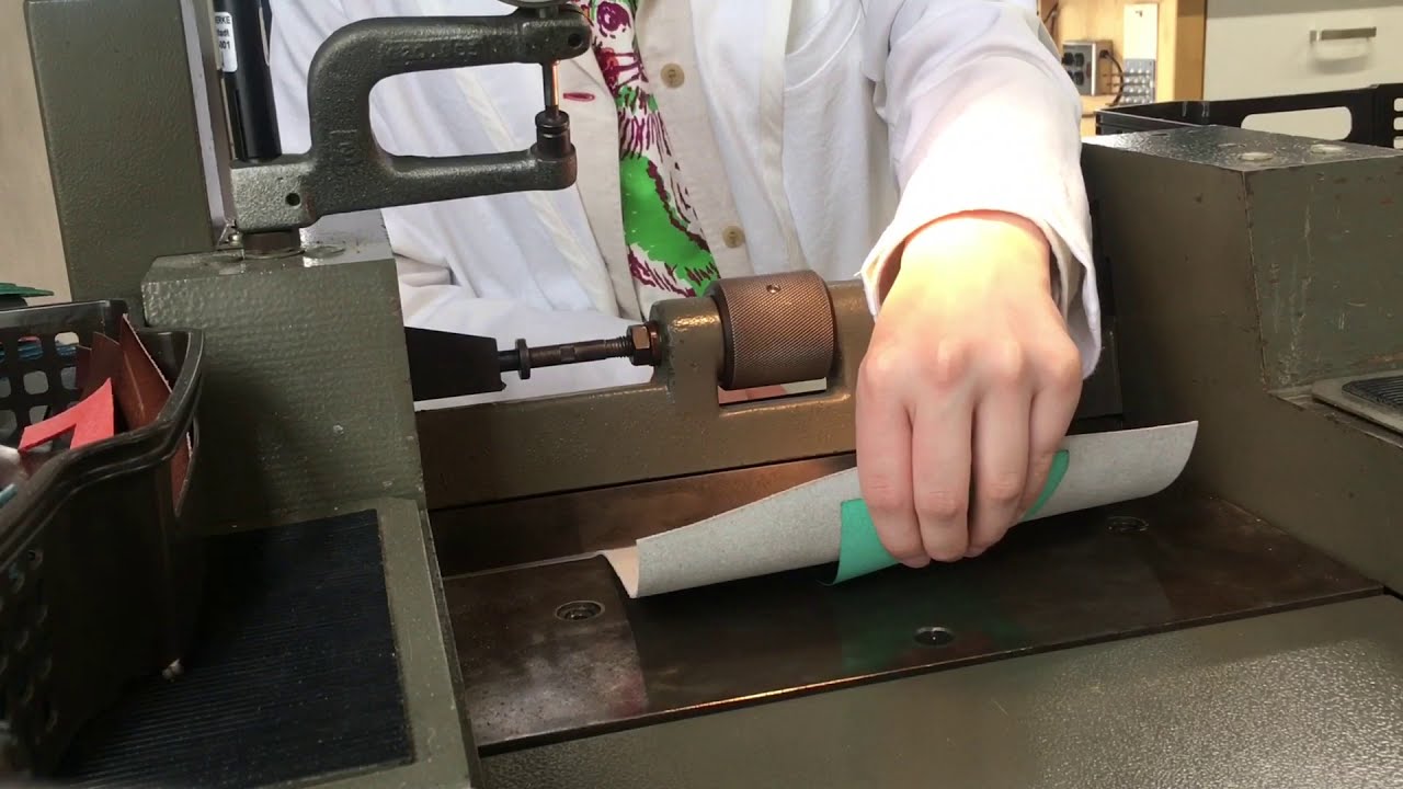 封筒型長財布の製作・革漉き機を使った面漉きの工程