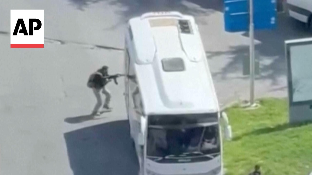 Na nagraniu widać, jak uzbrojeni mężczyźni atakują budynek, w kt&oacute;rym mieści się konsulat Izraela w Stambule
