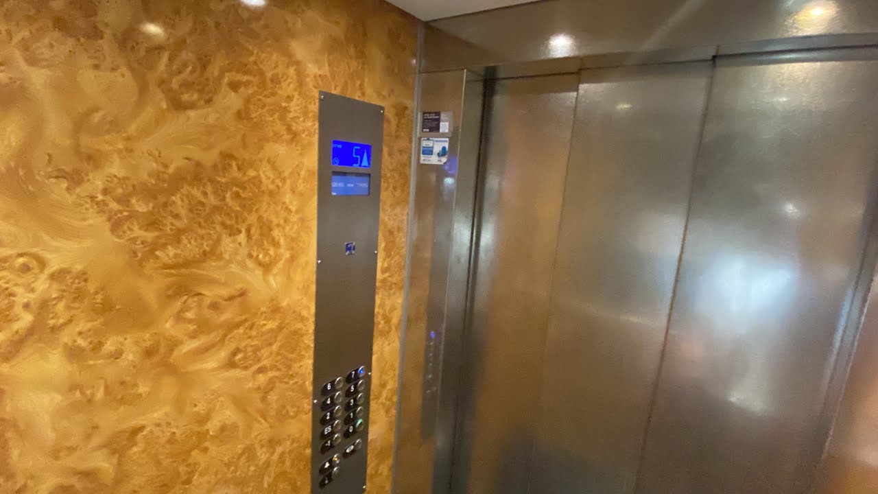 Un ascenseur modernisé par Otis à porte battante.
