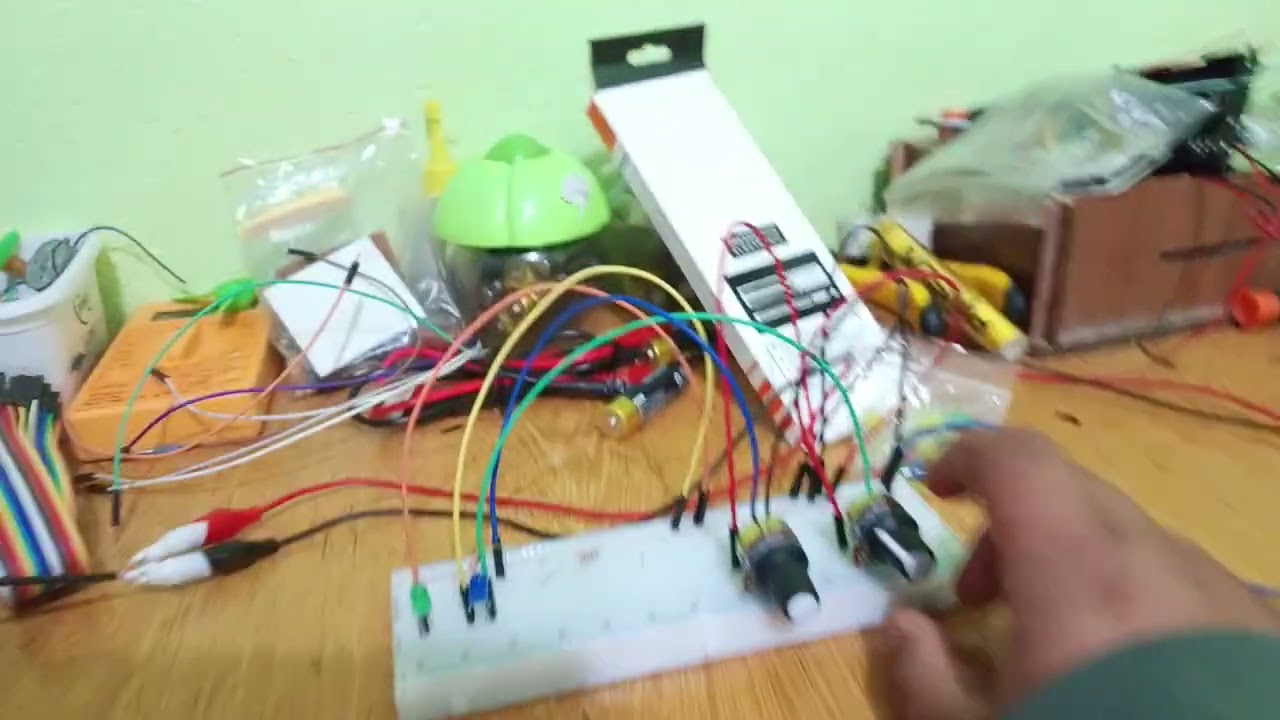 Fişi söksem bile neden mi elektirik  ar yeşil led de direnç kullanfığım için