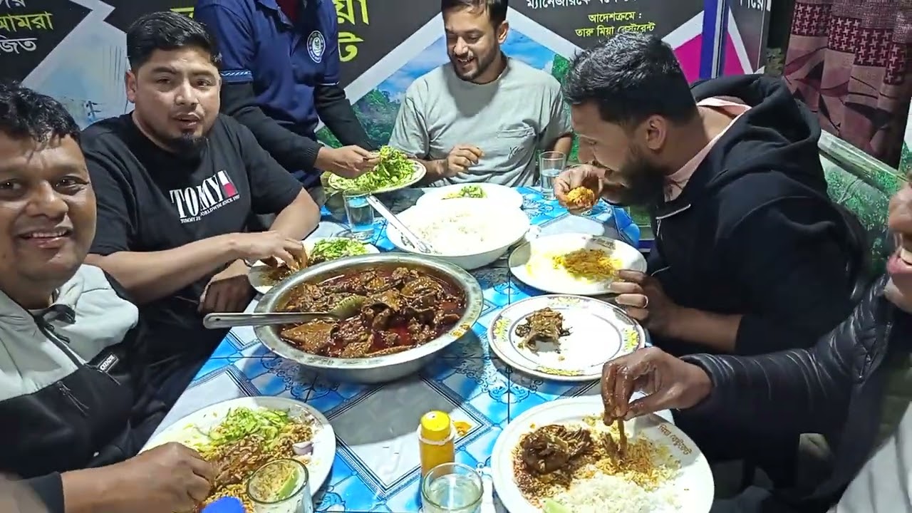 আমরা হরিপুর তারু মিয়া রেস্টুরেন্টে