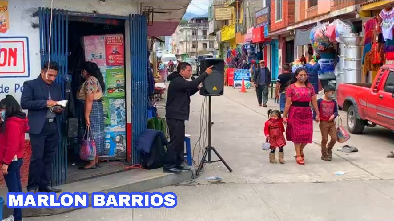 Evangelista Marlon Barrios predicando enla calle con el tema nuay otro Evangelio