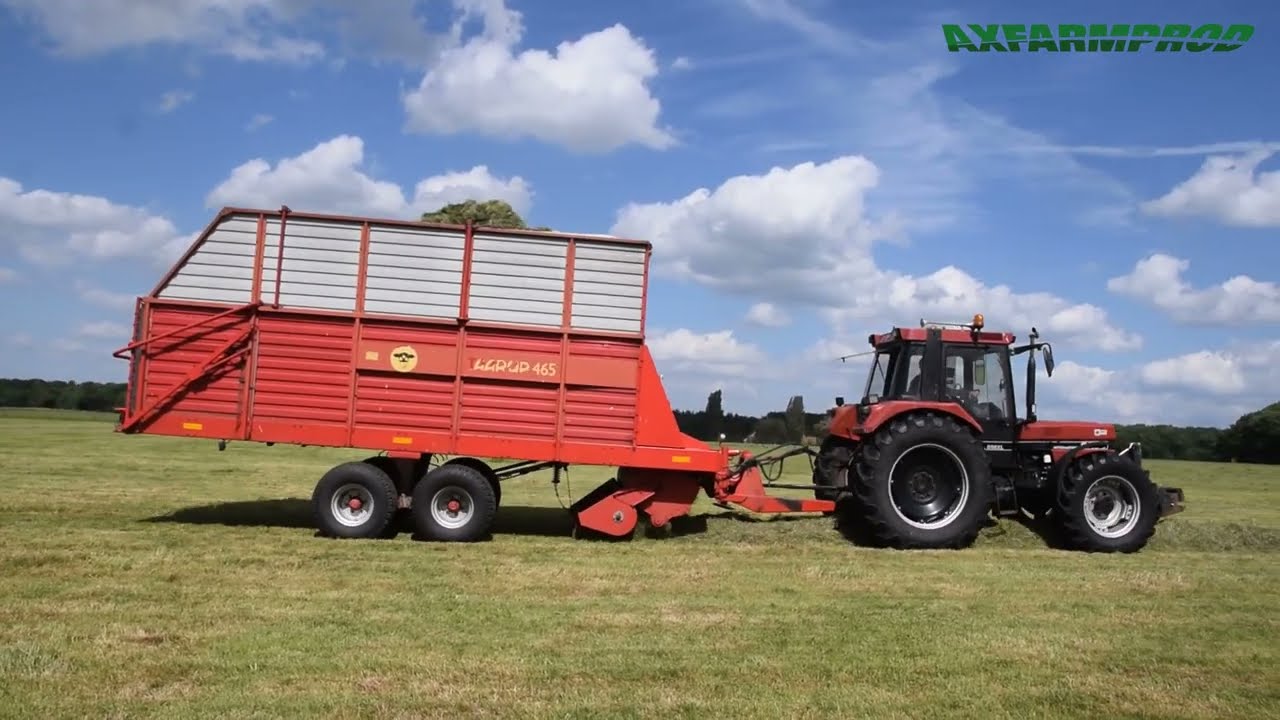 Case IH 856 XL & Taarup 465 - Silo à l'autochargeuse