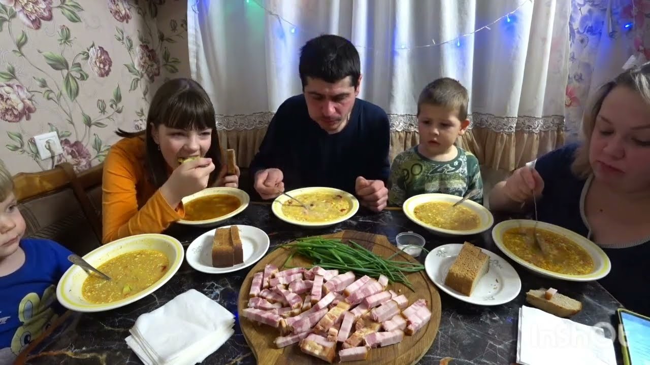 мукбанг любимый борщ с копчёным салом