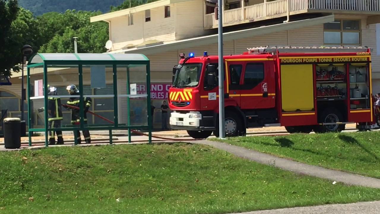Voiture en feu intervention des pompiers
