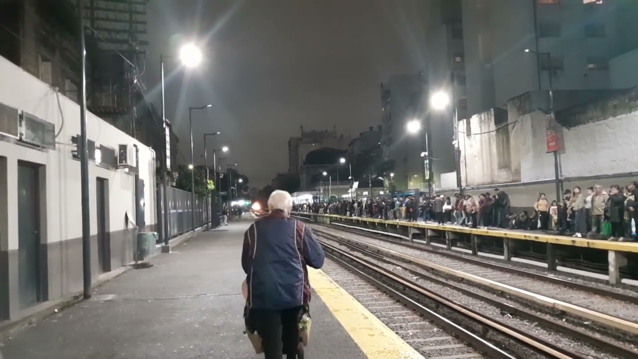 Tren a Bragado pasando por Flores!