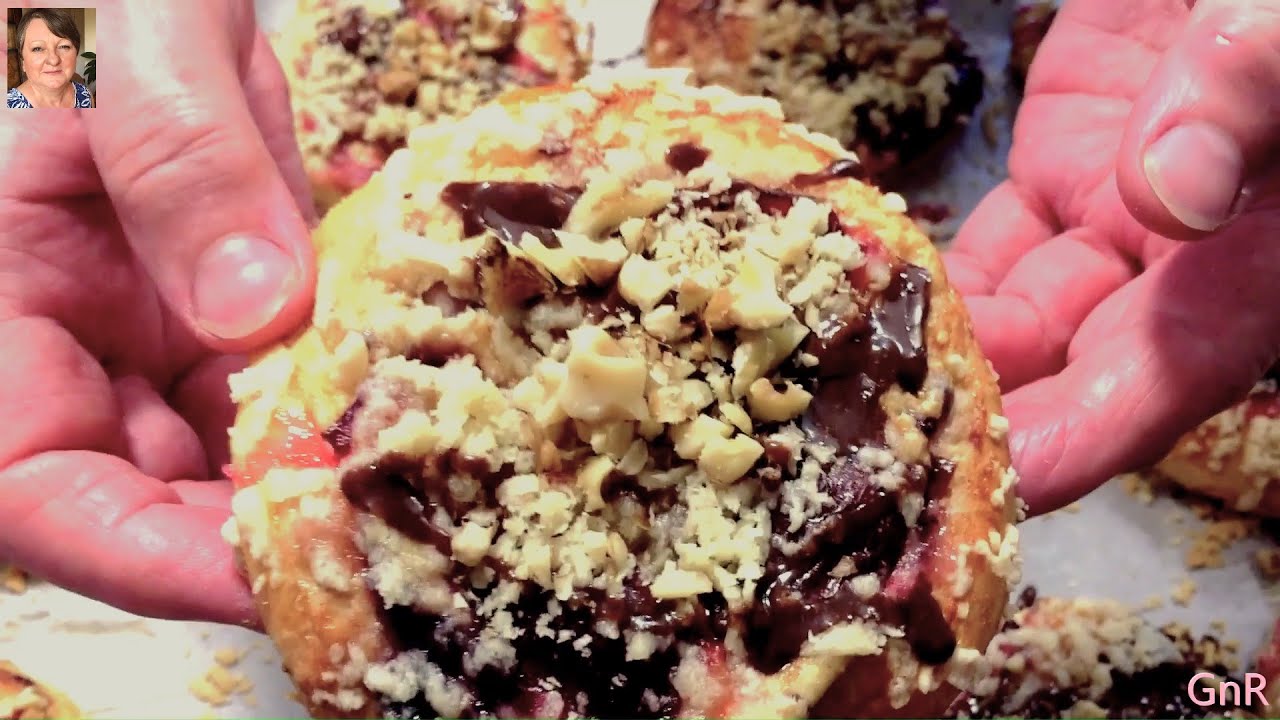 Bułeczki Drożdżowe z Serem i Śliwkami i Lukrem Kakao/Yeast Buns with Cheese and Plums and Glaze.