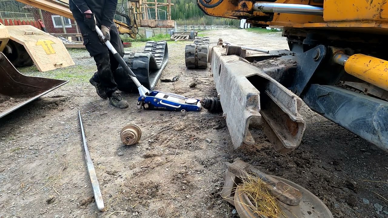 Changing tracks on JCB 8052
