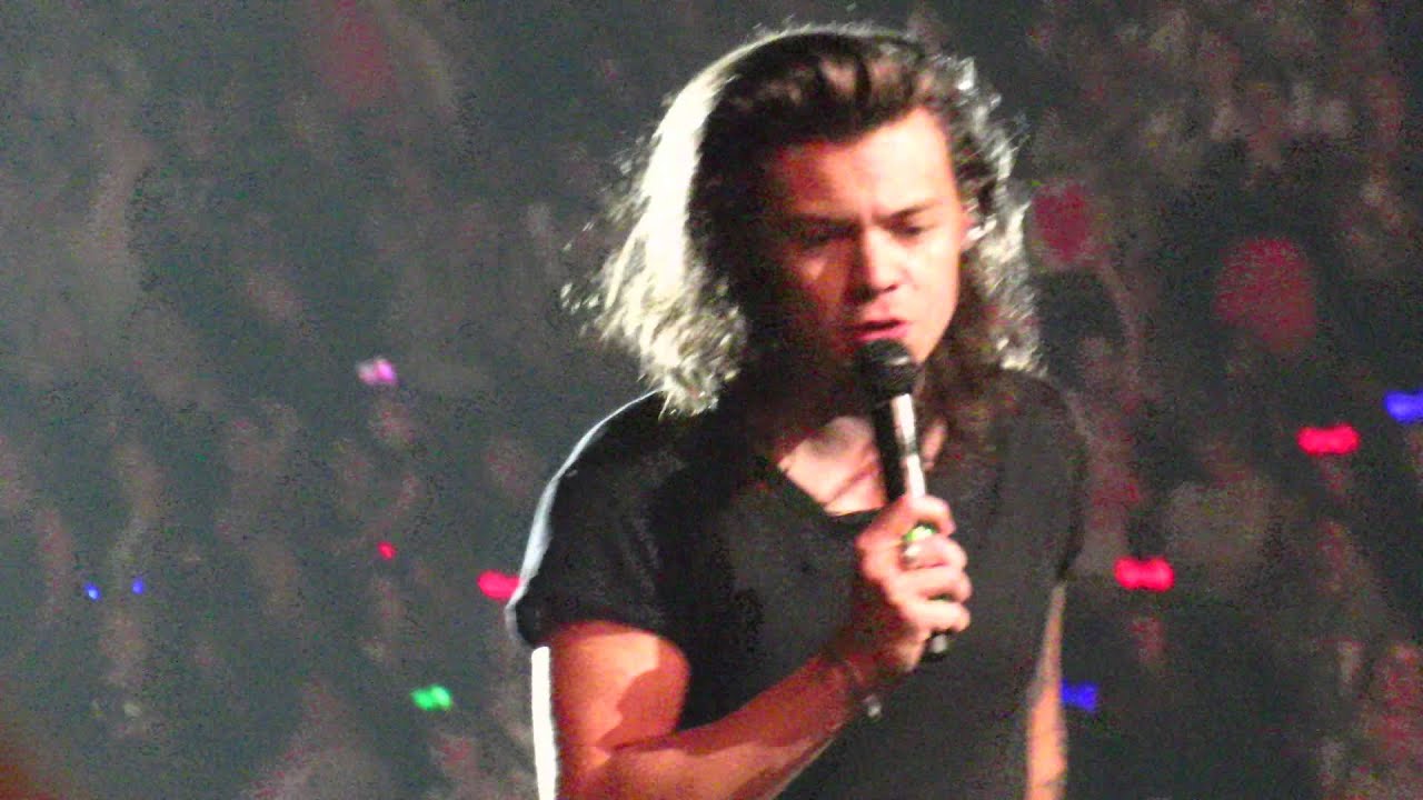 Harry compliments a girl's t-shirt and impersonates Liam's dad - o2 London - 9/25