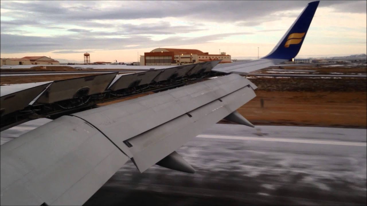 Icelandair 757-200 landing at Keflavik (Reykjavík)