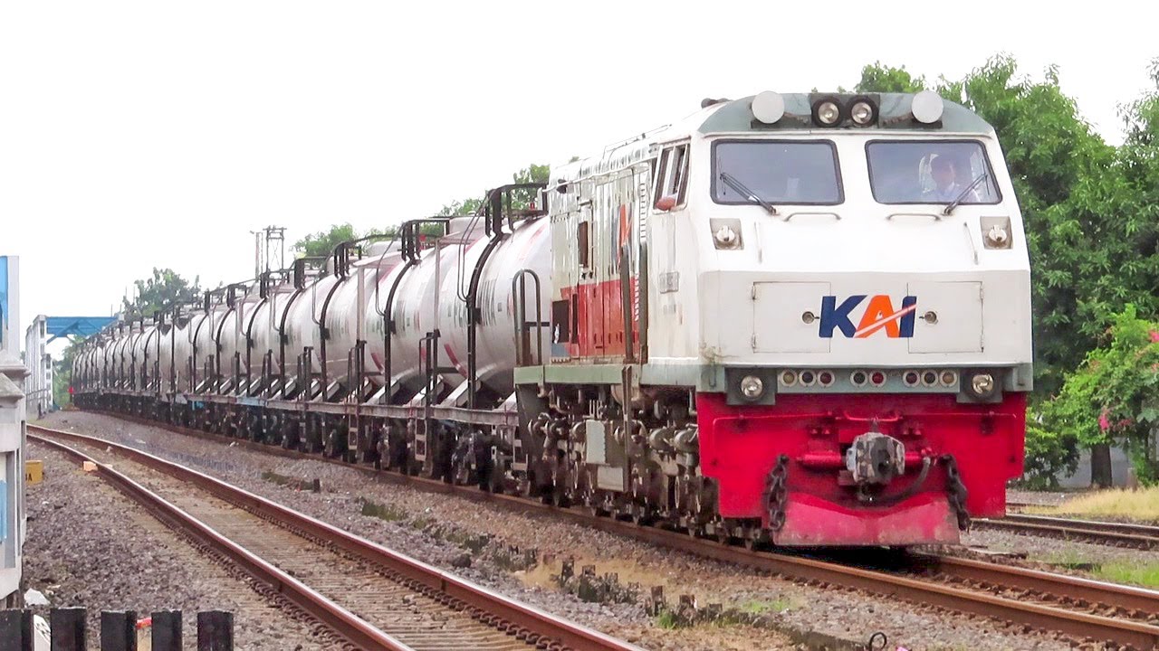 KERETA BARANG RANGKAIAN PANJANG MEMBAWA 20 GERBONG DITARIK LOKOMOTIF GAGAH CC 203 RAILSRINTER