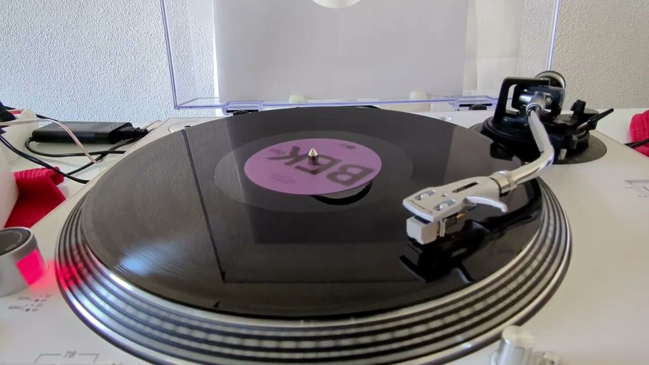 Khabiar – Ok, I'm Here (Vinyl Video) #techno