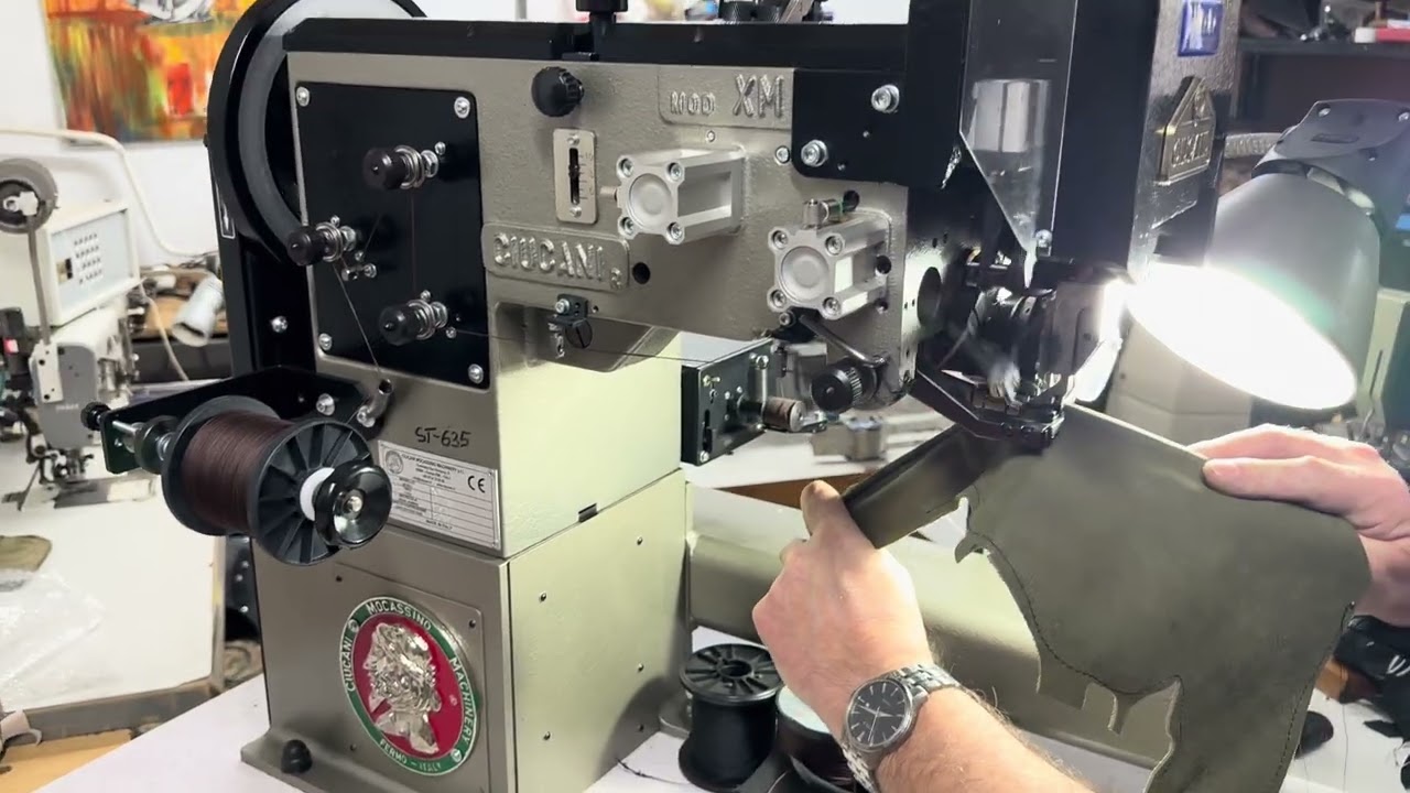 Ciucani XM747 Maszyna do szycia obuwia typu mokasyn A sewing machine for moccasin-type shoes