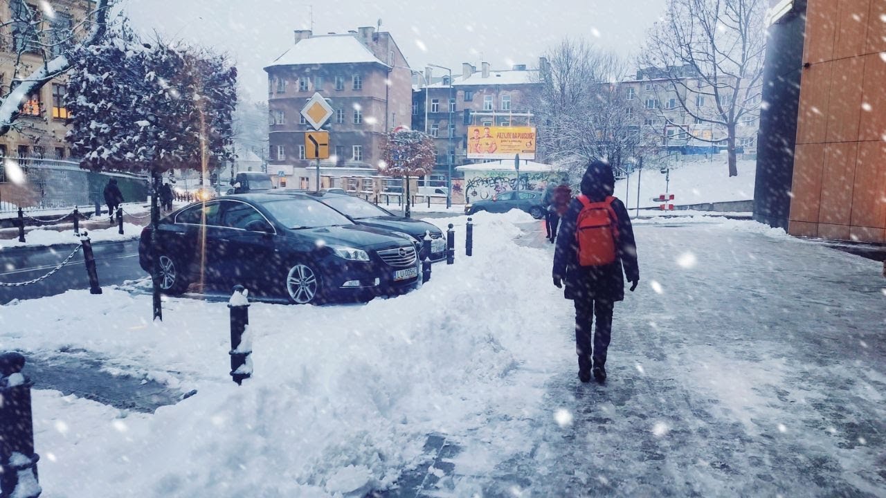 First Snowfall This Season! Downtown Lublin Walks | Poland Nov. 18, 2022 ❄️☃️ Snowy Walk