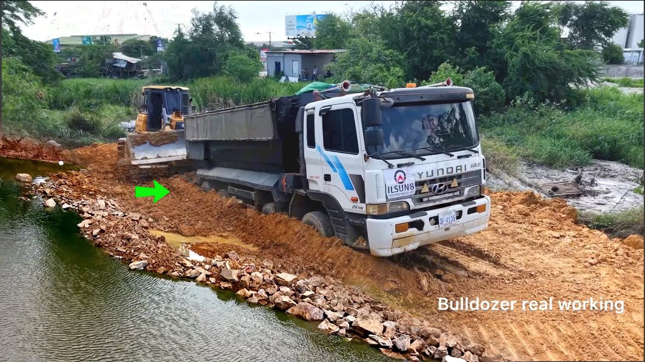 Incredible landfill! Mix! Dump 25ton Drive Back Uploading Landslide Overturned Rescue Bulldozer KOM…