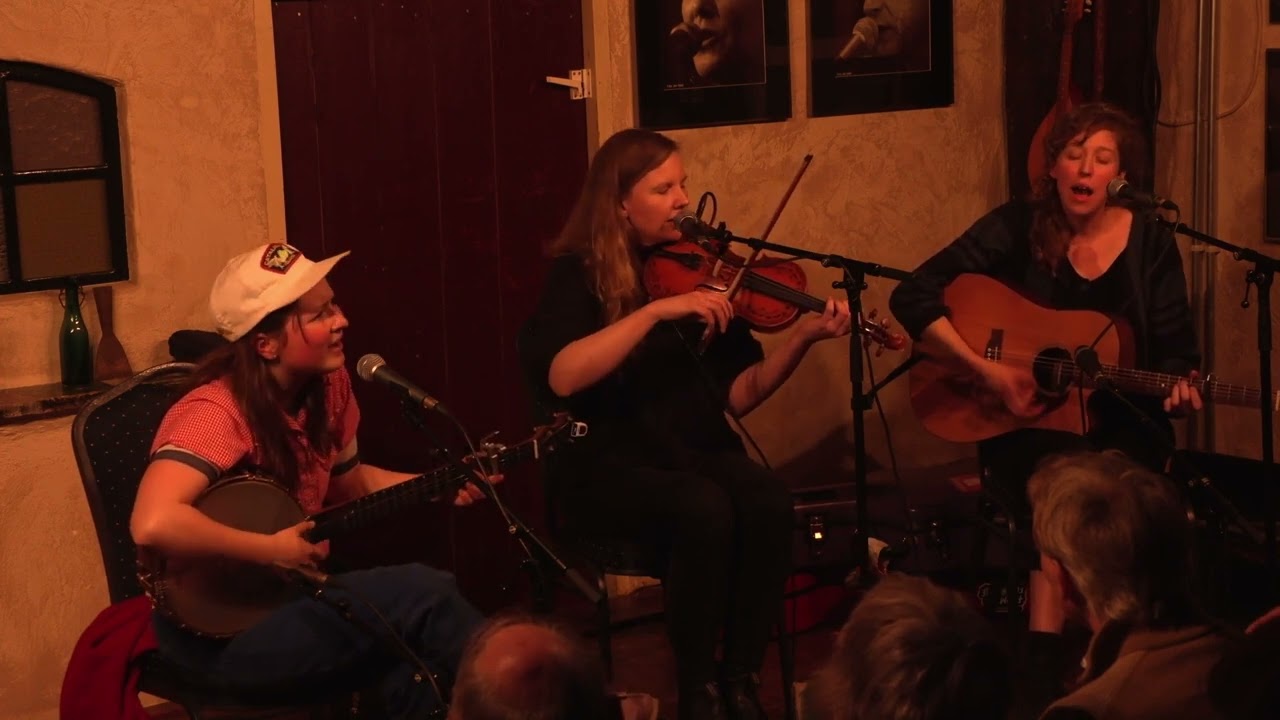 Nora Brown, Heta Salkolahti and suze who? - Hares on the mountain