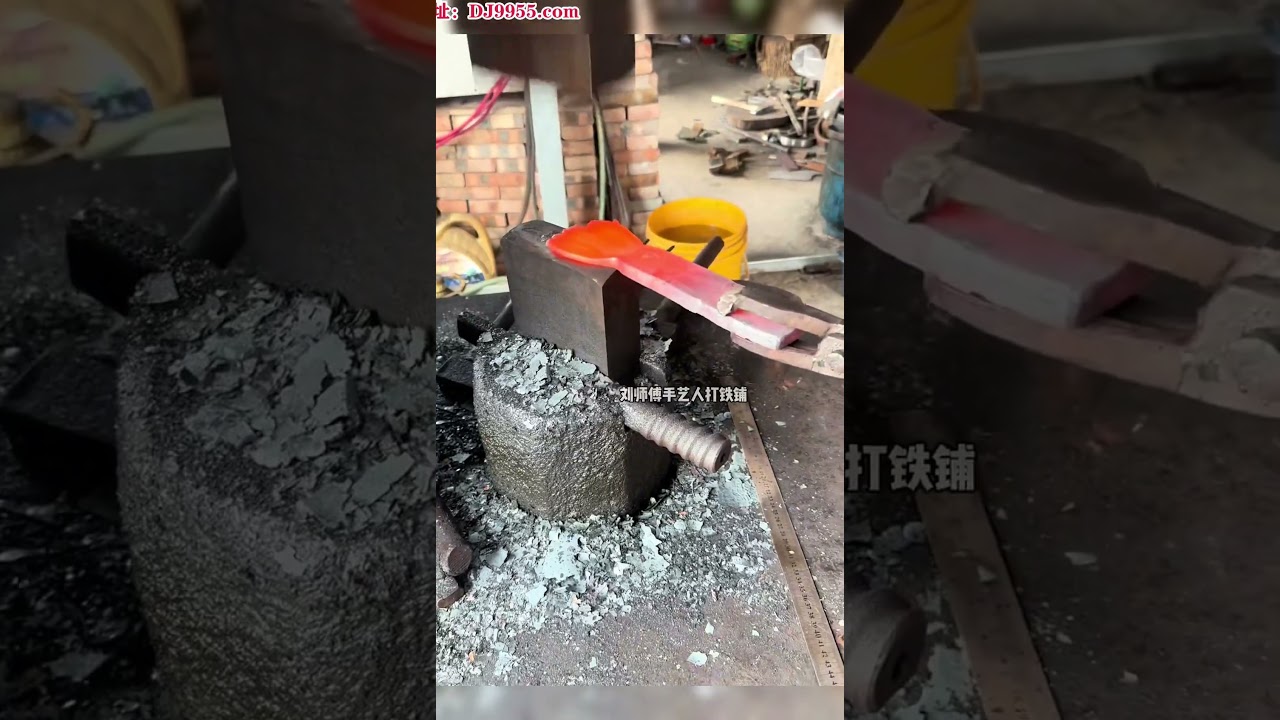 贵州粉丝竟然用钨钢炮头锻打一把锄头，一起看一下锻造全流程