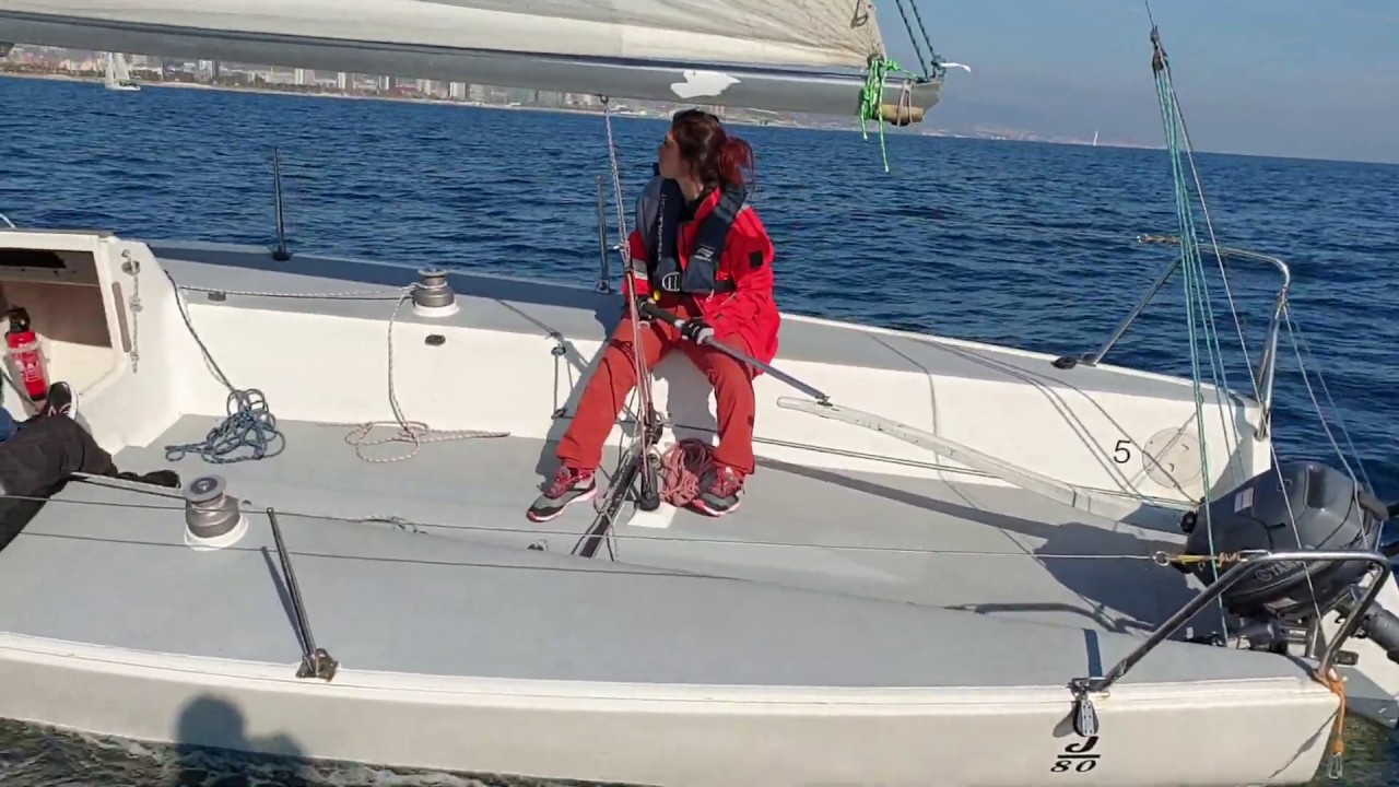 Final de la regata entre dos J/80,  Escola Port [Club] de Navegación.