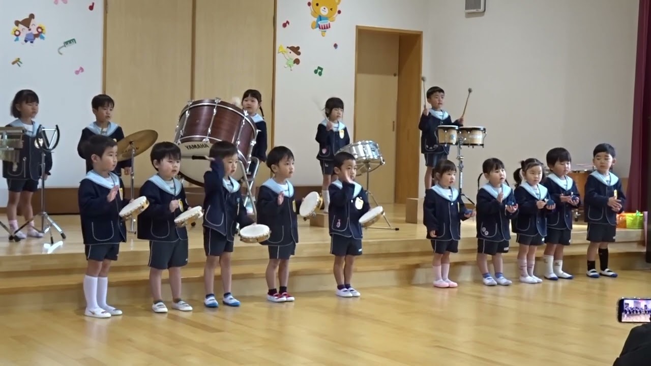 ♪　合奏　「ビビディ・バビディ・ブー」　・・・　３歳児クラス