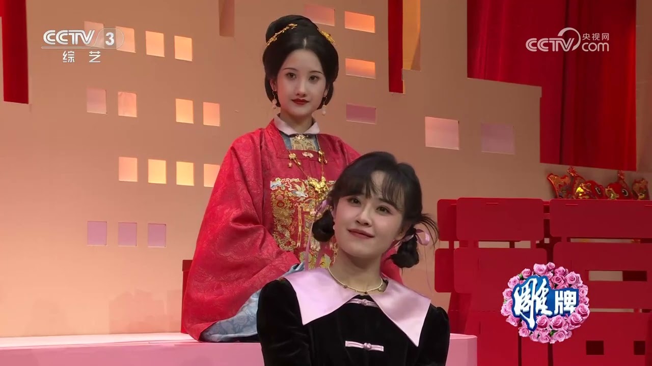 [2025春晚等着你]张艺兴获赠“尖椒”礼物 一脸震惊的表情 | CCTV春晚