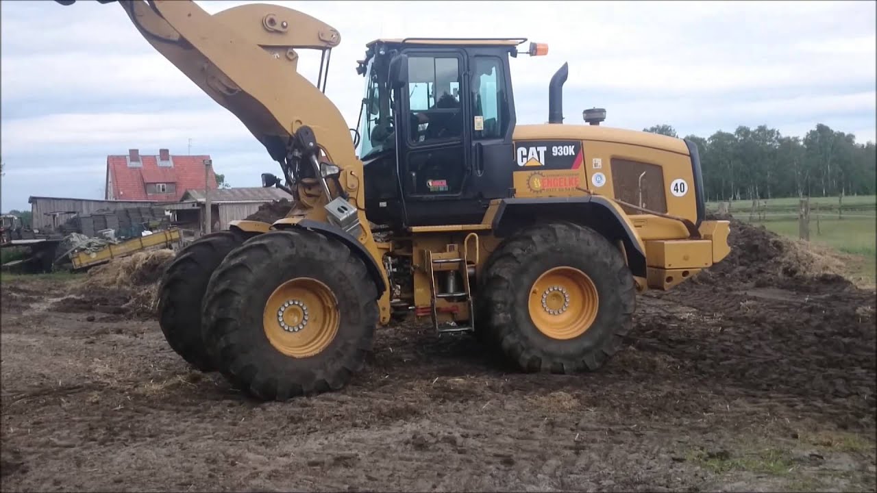 Fendt 820 Vario mit Bergmann TSW 6240 s Miststreuer  beladen wurde  mit CAT 930K Radlader