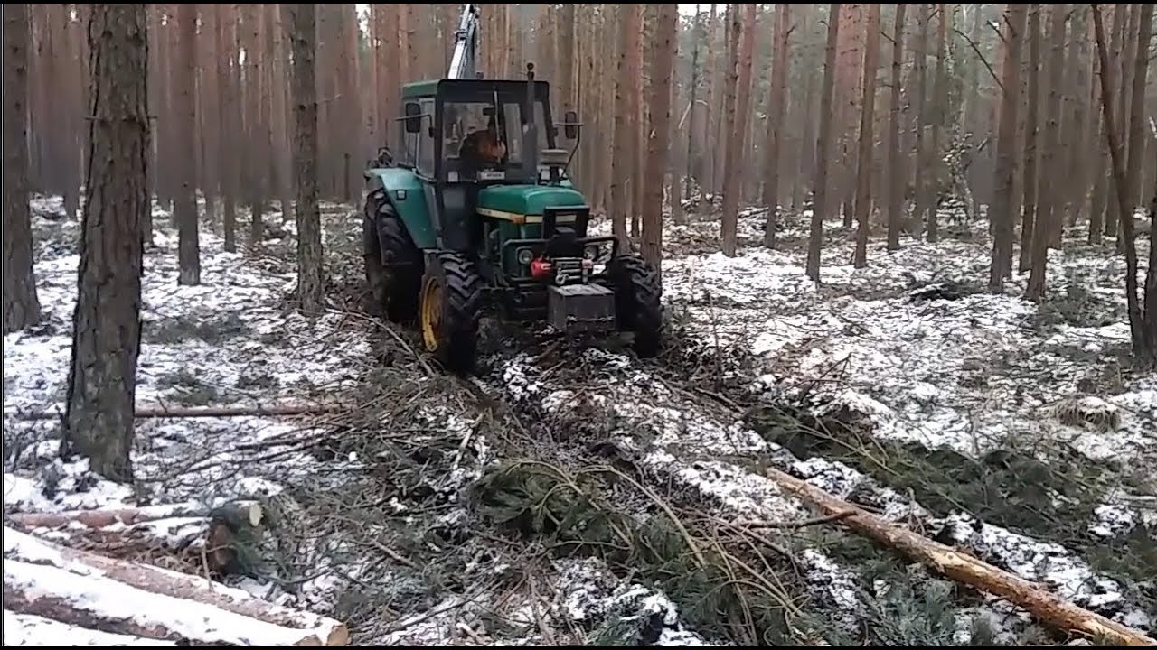 John Deere 3130 zrywka w mokrym lesie