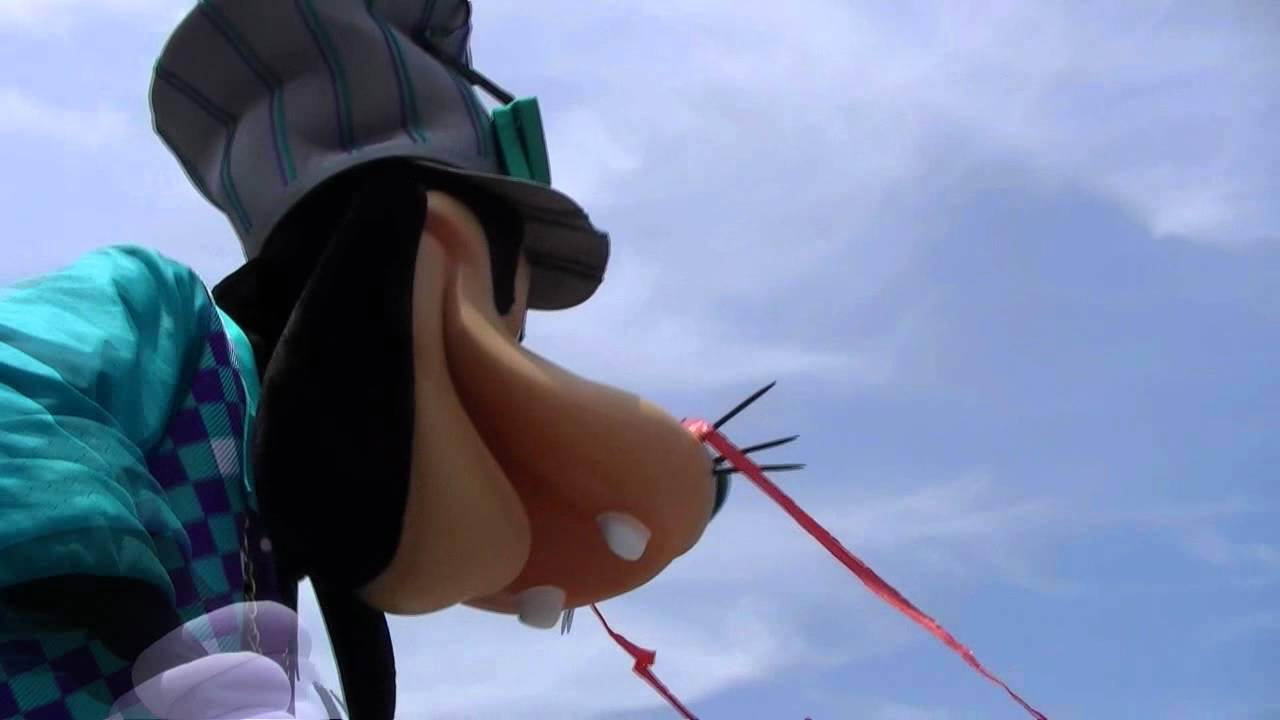 グーフィーに紙テープを巻くマックス