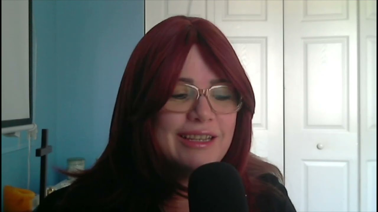 Odalis(Elyara), leyendo comentarios de su audiencia en vivo