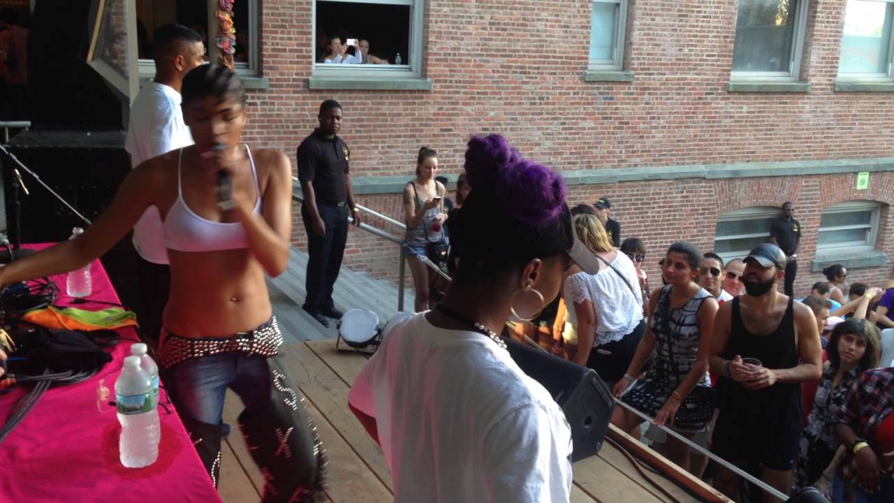 Maluca performing 