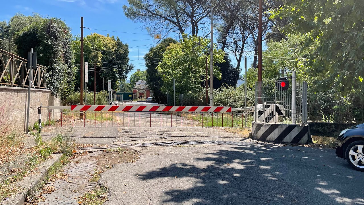 Passaggio a livello di Viale Roma vicino alla stazione di Guidonia-Montecelio-S. Angelo SPECIALE 200
