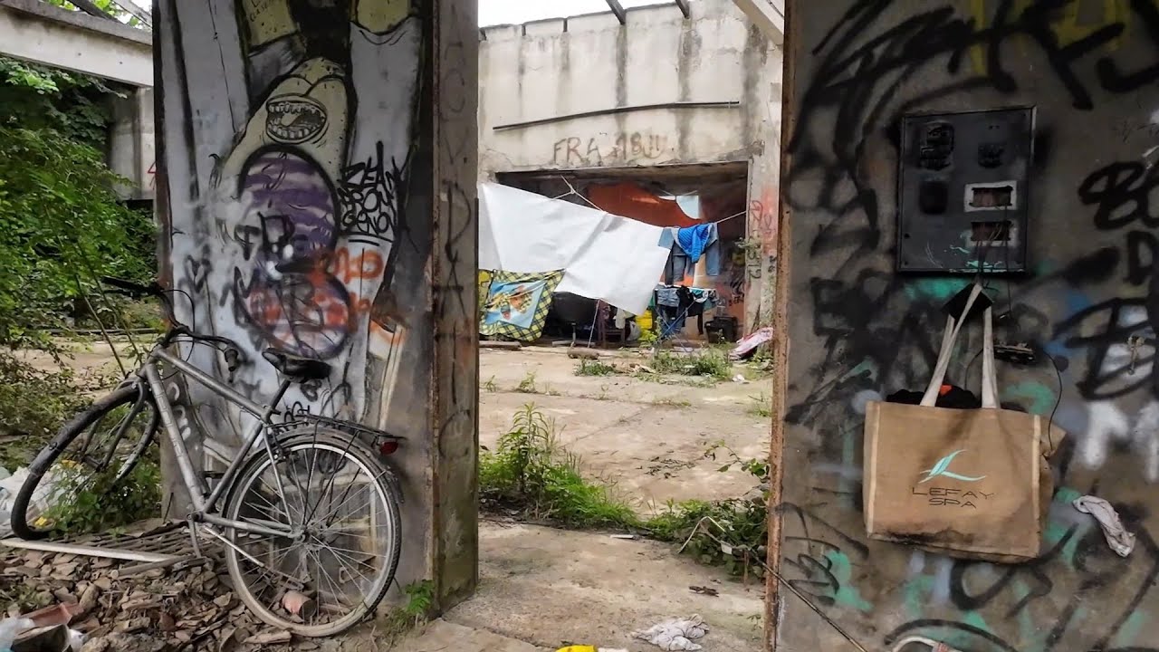 Troviamo un accampamento abusivo nella fabbrica abbandonata 