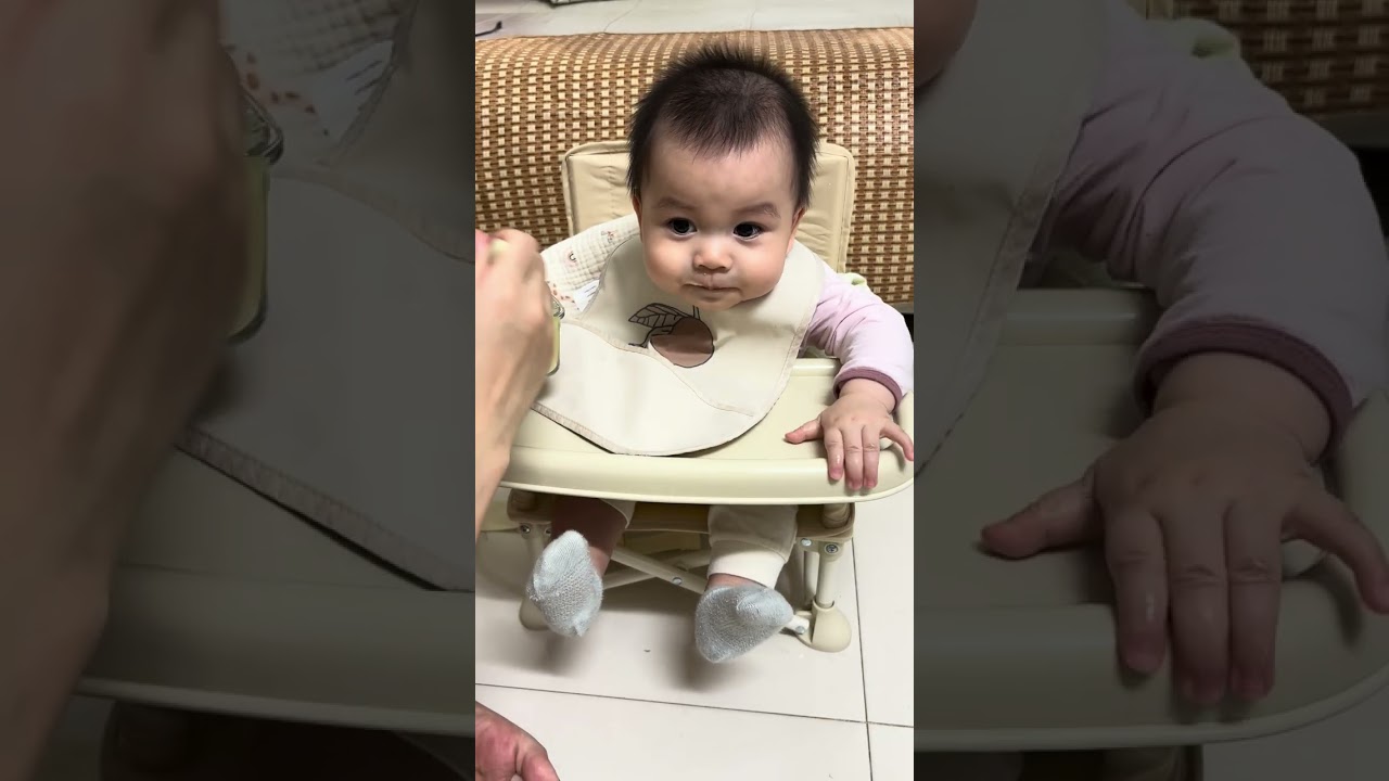 Em Pao đẹp trai nhất thế giới ăn cháo khoai lang lèo nhèo và su su hấp