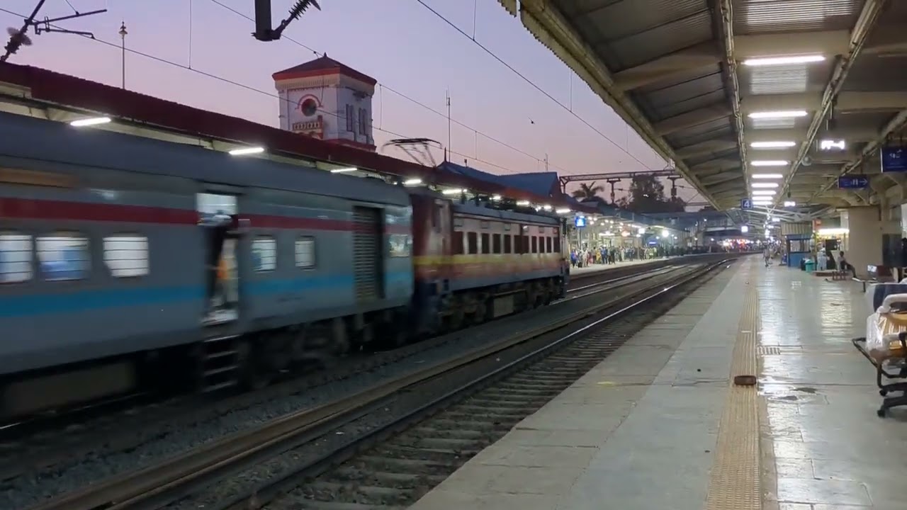 12933 Mumbai Central - Ahmedabad Karnavati Express arrive on Bharuch Junction 
