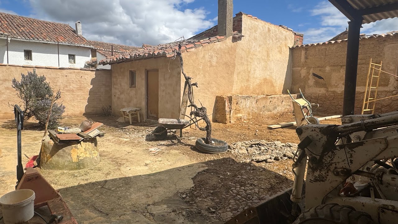EMPEZAMOS CON LA PARTE DE ABAJO Y DEJAMOS EL PATIO DE LA CASA CASI TERMINADO