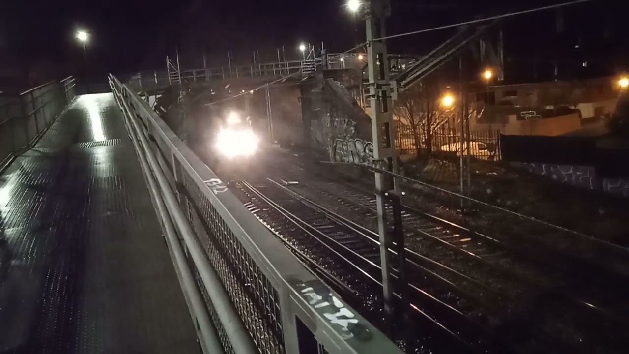 Renfe-Media Distancia UT-599 de tres coches destino Príncipe Pío llegando a la estación de Pozuelo.