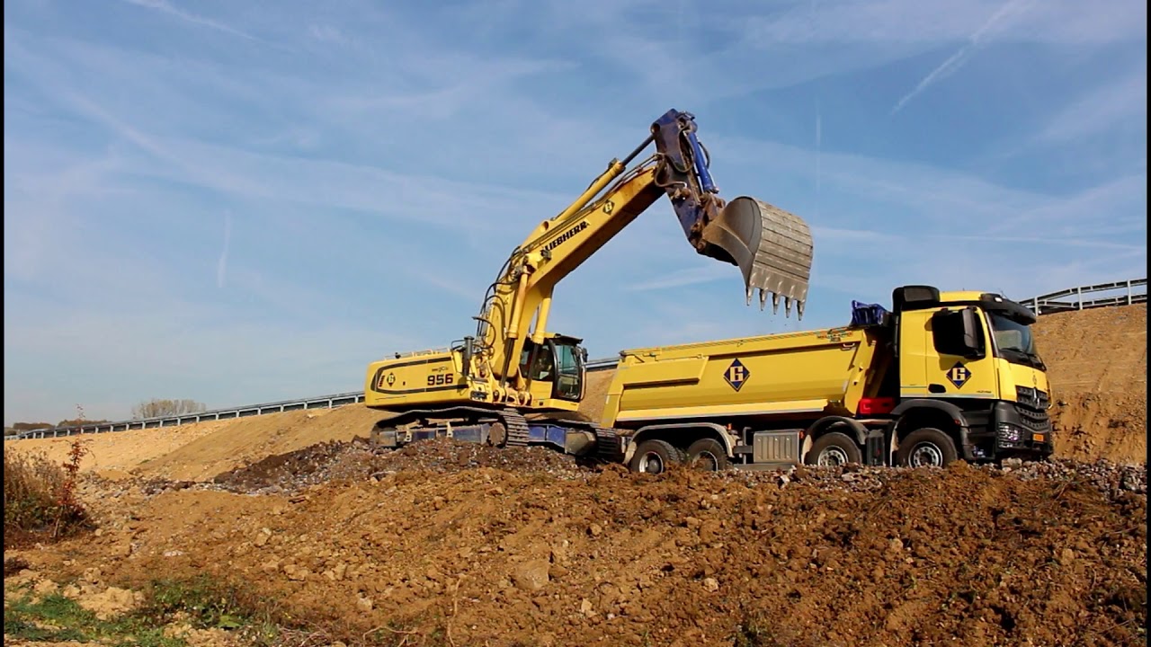 Liebherr R956 loading truck