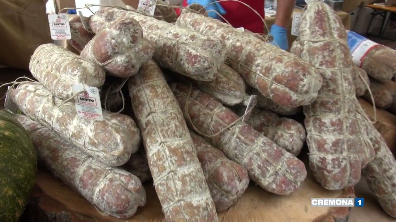 Pane e salame lungo 10 metri con i tifosi di Cremonese e Napoli