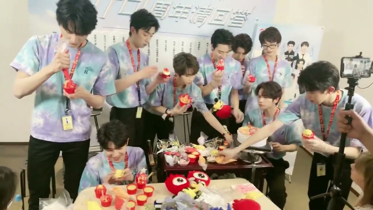 INTO1 出道一周年新浪微博直播 庆生环节 Diy生日蛋糕 INTO1 1st anniversary of debut Sina Weibo  Livestream