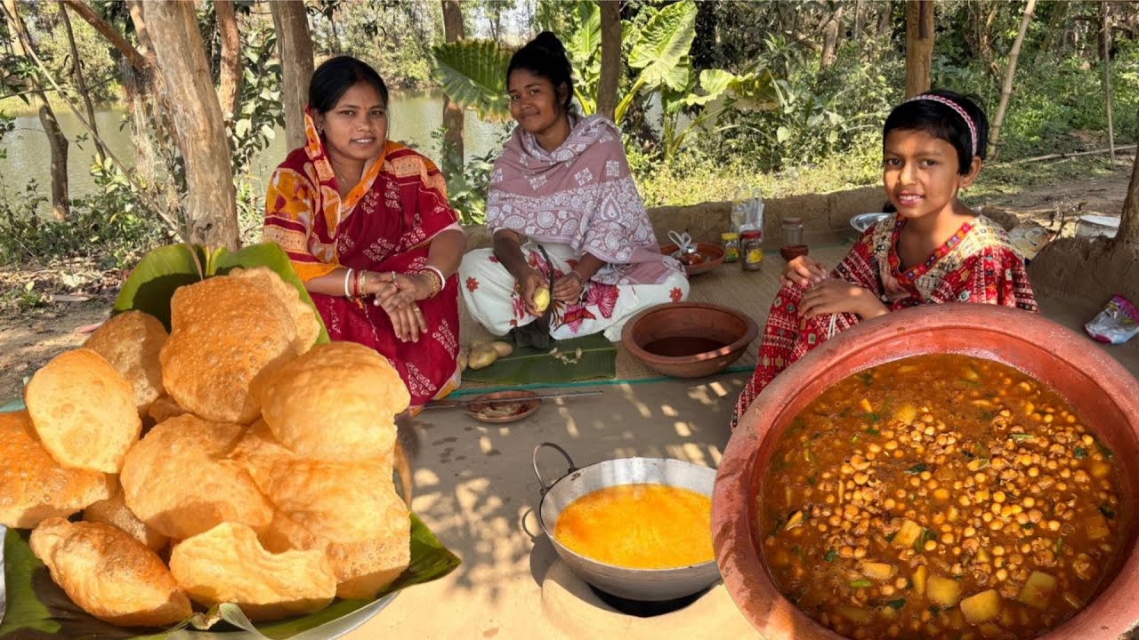 শনিবার এর দিন এ নিরামিষ ঘুগনি আর লুচি বানিয়ে পরিবার এর সবাই মিলে খাওয়া দাওয়া করলাম
