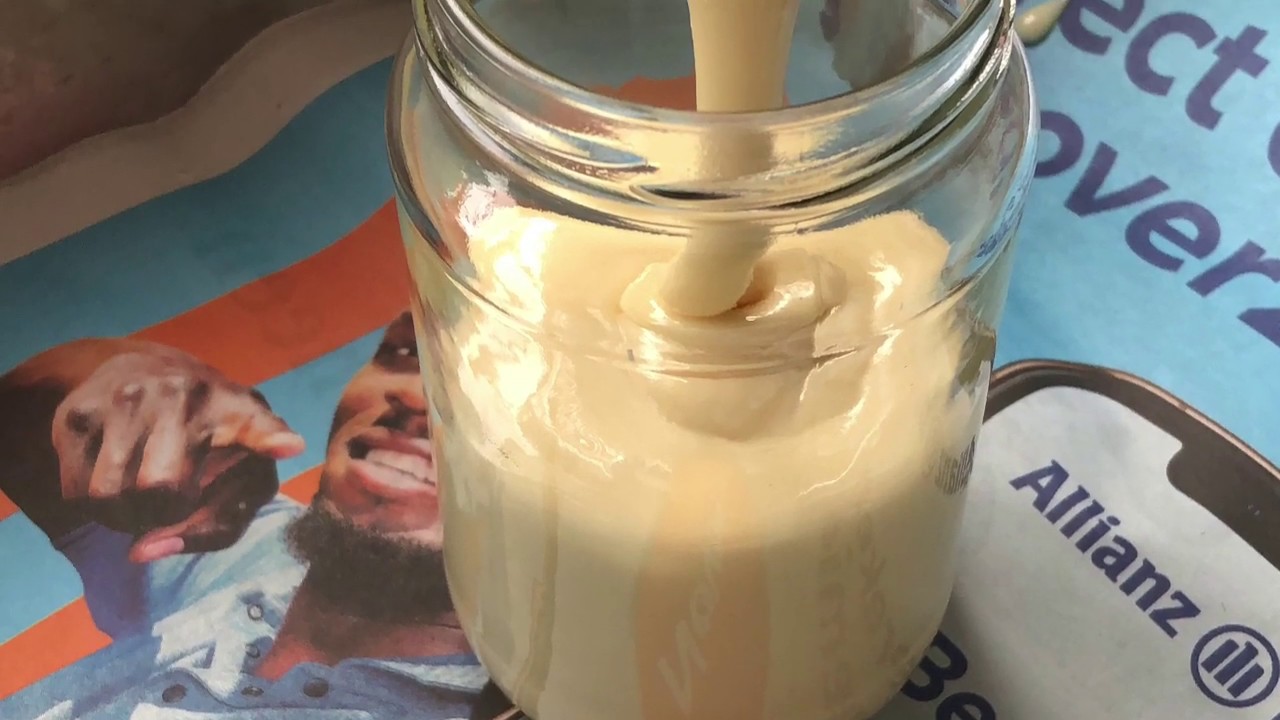 Het maken van crème-honing