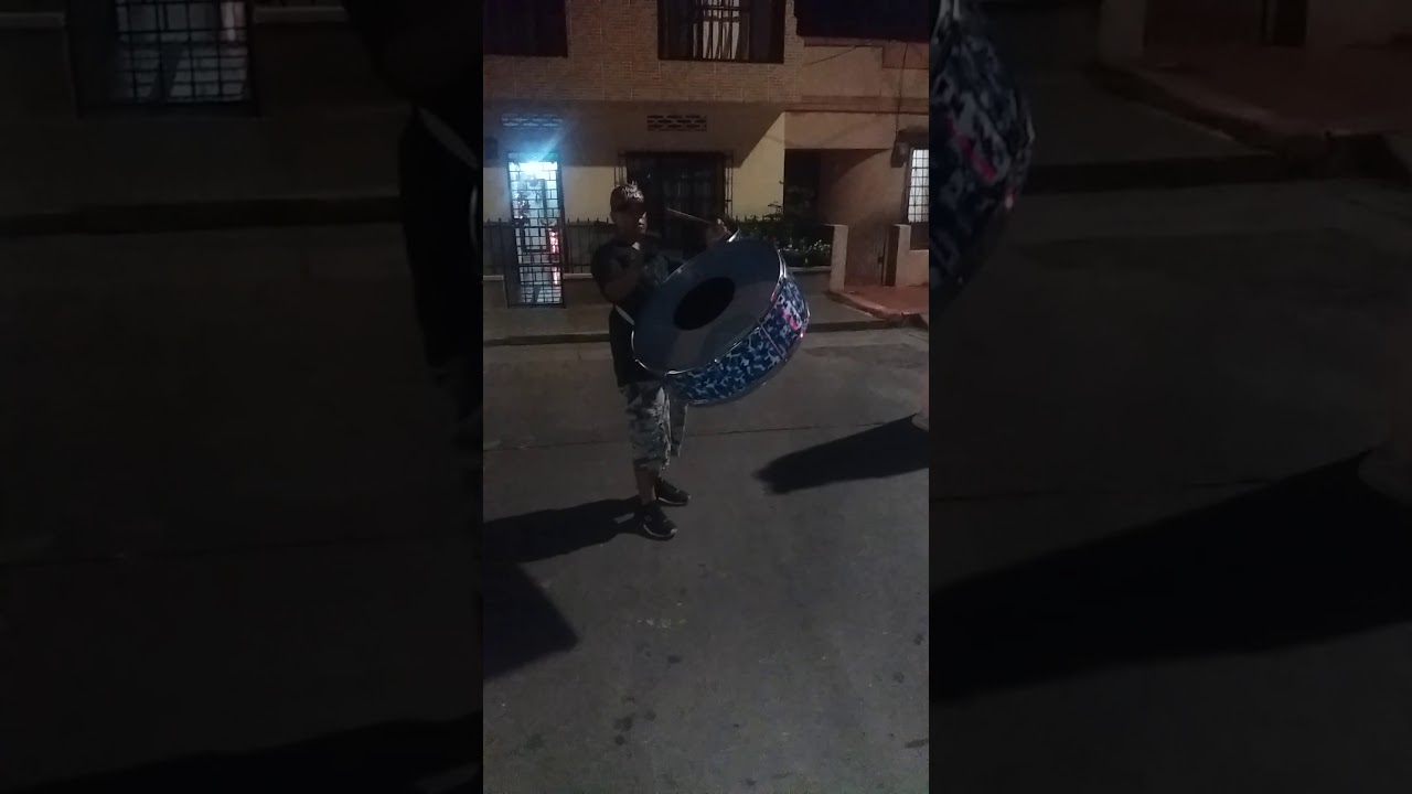 Santi bailando  con los caranganos