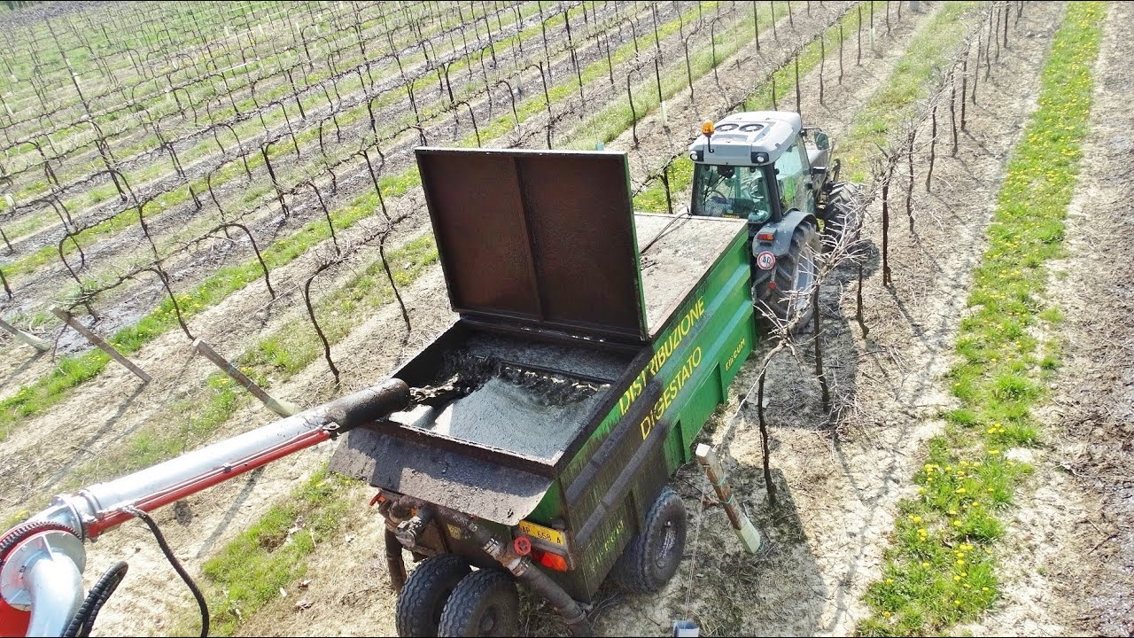 Wineyards Digestate Distribution | Black Same Frutteto 3 - 100 + Scania 460 + Fendt 312
