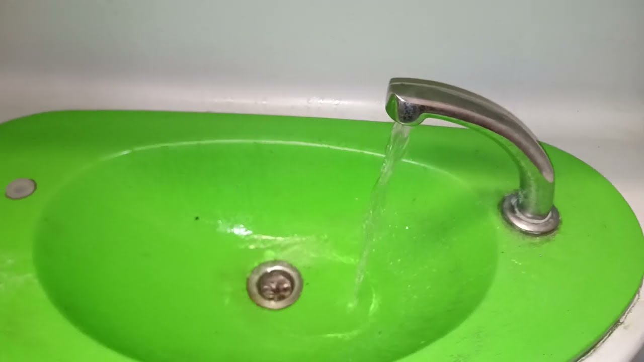 Toaleta w pociągu Kolei Śląskich. Skład EN57 wypożyczony od Kolei Mazowieckich.