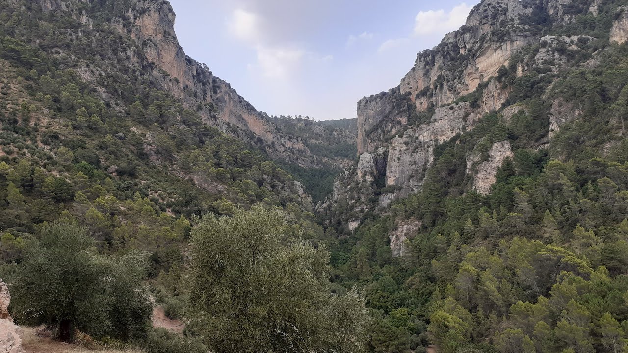 Sierra de Las Villas. Ruta Puente Toba, Charco Azul y Charco Verde. Geología. Cerrada del Pinato.