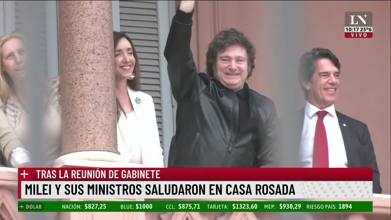 Tras la reunión de Gabinete, Milei y sus ministros saludaron en el balcón de la Casa Rosada