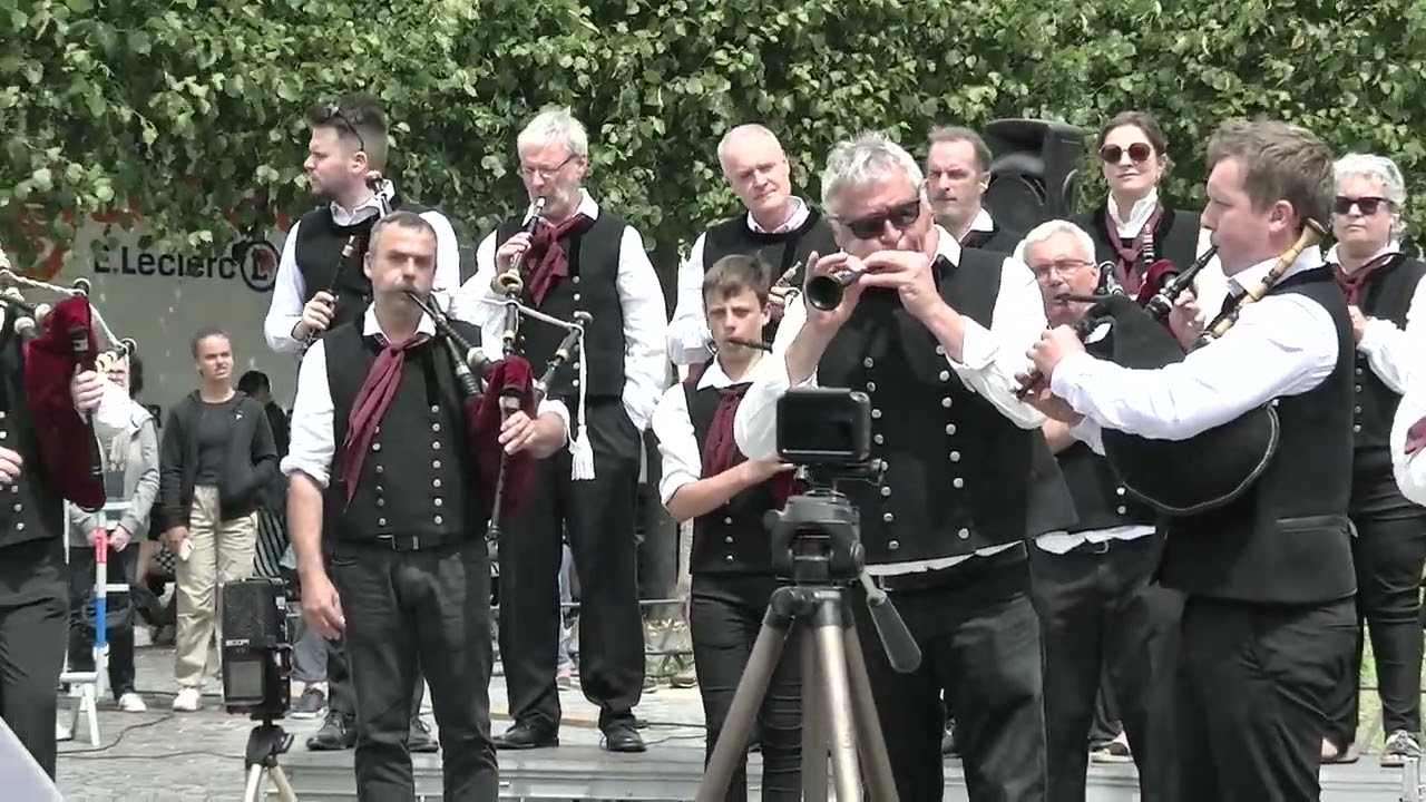 bagad de Ploermel, bagad de Vannes - Festival de Cornouaille 2023 (Finistère)