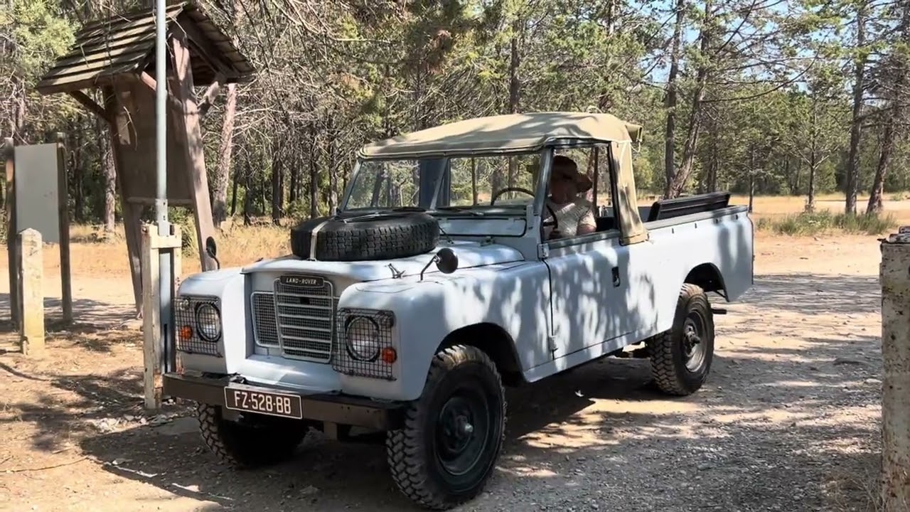 Land Rover 109 s&eacute;ries III 2.4 l essence