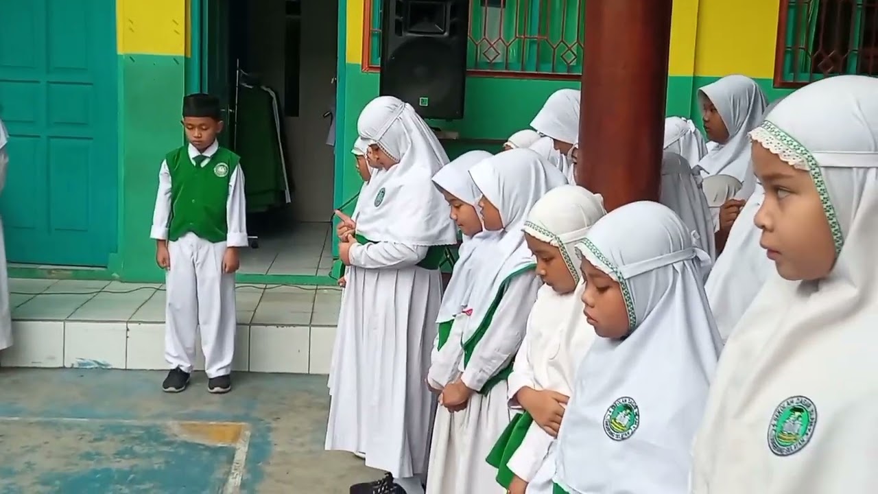 UPACARA BENDERA HARI SENIN _ PETUGAS UPACARA KELAS 4 AL GHAZALI _ KEREN