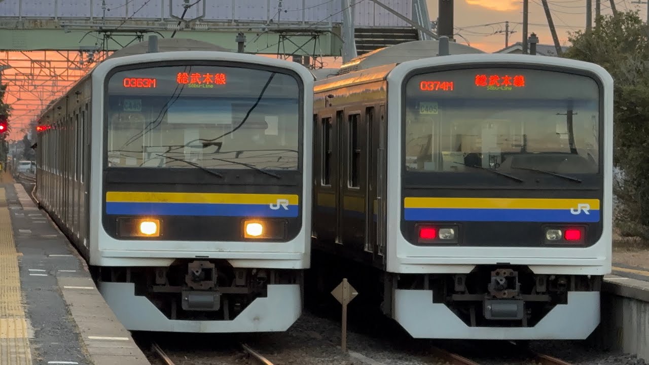 （374M）209系2100番台千マリC405編成（総武本線千葉行）＆（363M）【線路床下モニタリング装備編成】209系2100番台千マリC440編成（総武本線銚子行）飯岡駅1、2番線ホーム発着